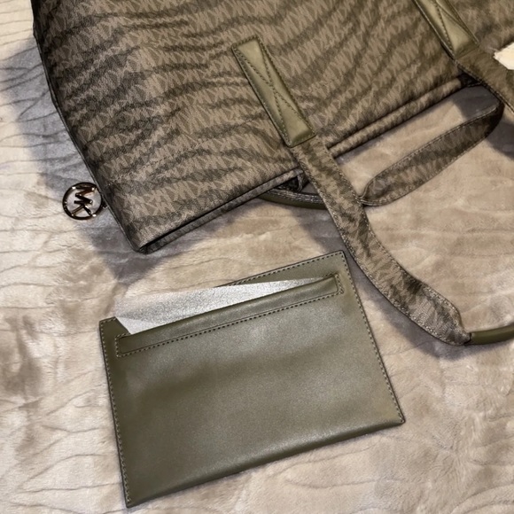 Michael Kors Black Signature Print Crossgrain  Multi Compartment Bag Purse - Picture 10 of 11